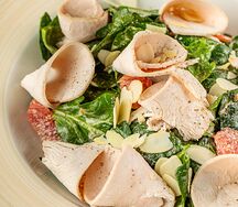 Салат из индейки с ореховым соусом и грейпфрутом 