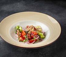 Овощной салат с базиликом и грецким орехом