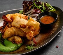 Тигровые креветки в кляре с соусом васаби