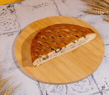 Половинка пирога с курицей и грибами