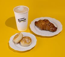 Капучино 400, сырники и круассан с абрикосом