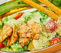 Салат Цезарь с томатами черри и курицей