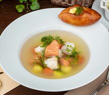Уха с копчеными овощами и расстегаем