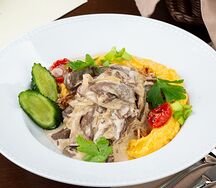 Бефстроганов с грибами и картофельным пюре