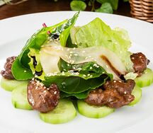 Салат с печенью цыпленка, огурцом, устричным соусом и грушей