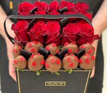 Сумочка с клубникой в шоколаде и цветами