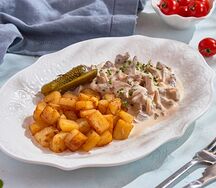 Бефстроганов с жареным картофелем