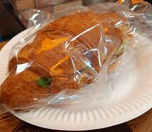 Круассан с красной рыбой