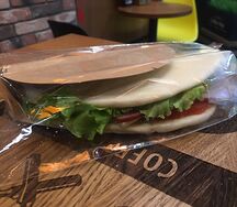 Пита с сыром моцарелла, курицей и соусом Песто