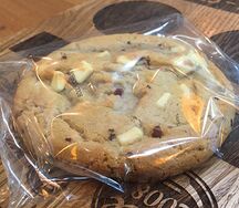 Печенье Кукис с белым шоколадом и малиной