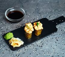 Гункан с креветкой