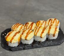 Ролл запеченный сырный с лососем