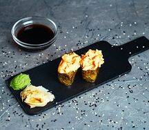 Гункан с лососем