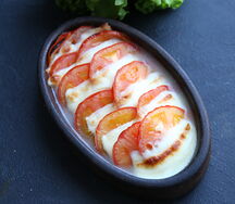 Сыр сулугуни, запеченный с помидорами