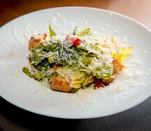 Салат Цезарь с куриной грудкой