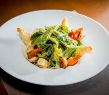 Салат Цезарь с тигровыми креветками