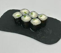 Ролл с зеленым луком и сливочным сыром