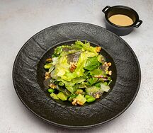 Микс-салат с ореховым соусом