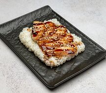 Копченый сом на рисовой подушке