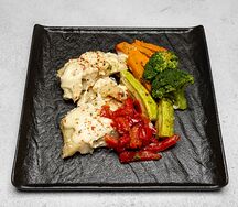 Морская треска под сливочным соусом с овощами