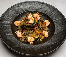 Бататная лапша с креветками