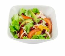 Салат с курицей и манго