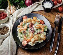 Салат Цезарь с креветками