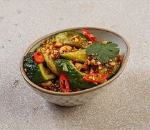 Битые огурцы и арахис чили