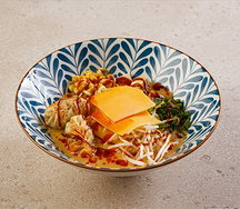 Чизи рамен с сырными вонтонами и шпинатом