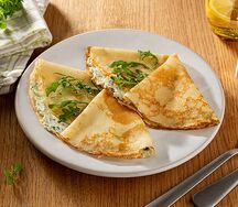 Блины с творожным сыром, руколой и песто