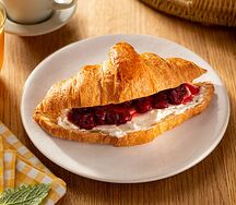 Круассан с вишневым вареньем и творожным сыром