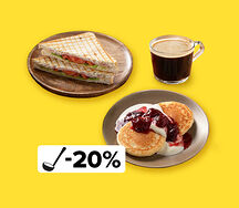 Завтрак с домашними горячими бутербродами и оладушками