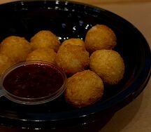 Сырные шарики с брусничным соусом