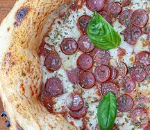 Пицца с копченой cвинoй колбасой и копченой скаморцей