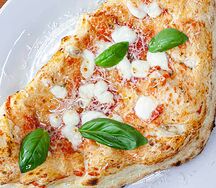 Кальцоне с сыровяленой салями и овечьим сыром