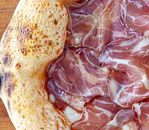 Пицца с коппой (сыровяленая свиная шея)