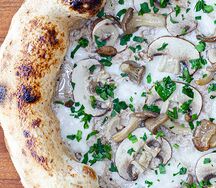 Пицца с грибами и трюфельным маслом