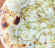 Груша с горгонзолой, медом акации и фисташками