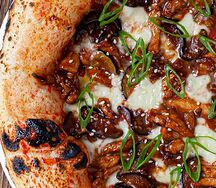 Пицца с цыпленком и овощами, обжаренными в соусе терияки