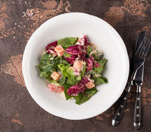 Cалат с лососем, авокадо и спелыми томатами