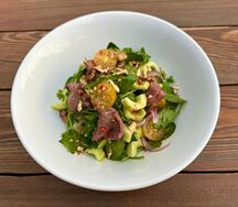 Салат с рукколой и ростбифом