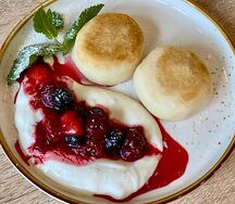 Сырники со сметаной и ягодным соусом