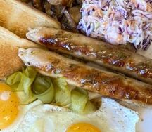 Куриные колбаски с глазуньей