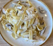 Паста с курицей и грибами (феттуччине)