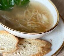 Куриная лапша с перепелиным яйцом и 2 гренки