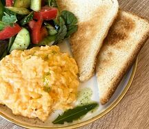 Скрэмбл из трех яиц с тостом и овощами
