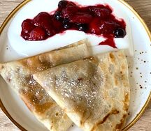 Блины со сметаной и ягодным соусом