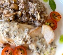 Гречка с куриным филе под грибным соусом