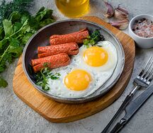 Сосиска с яйцом