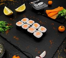 Ролл с копченым лососем